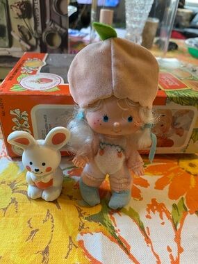 Vintage strawberry shortcake friend apricot doll withHopsalot  pet with origin